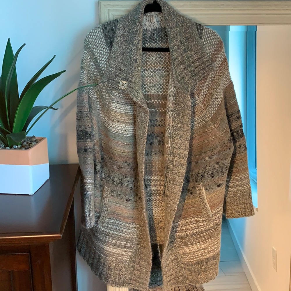 FREE PEOPLE gray + pink oversized cardigan sweater  (size medium) ✨